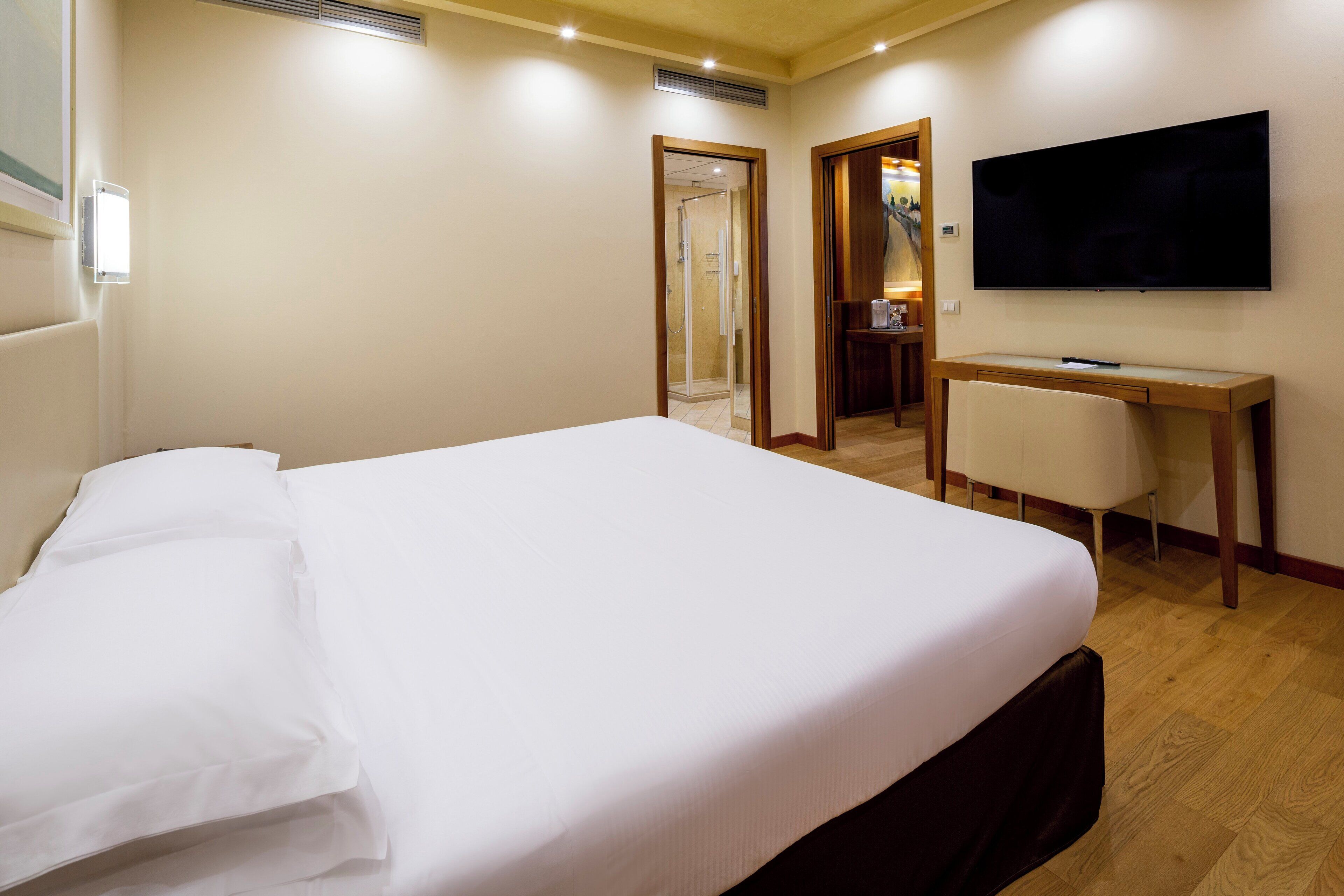 suite, 1 king bed (living area) | minibar, in-room safe, individually decorated, individually furnished