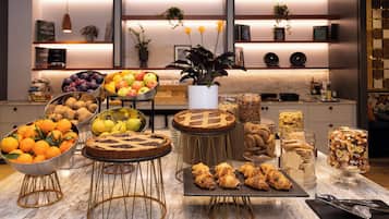 Daily cooked-to-order breakfast (EUR 9.0 per person)