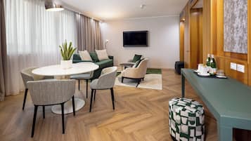 Minibar, Zimmersafe, Schreibtisch, laptopgeeigneter Arbeitsplatz
