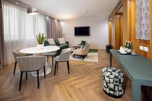 Minibar, in-room safe, desk, laptop workspace - Crowne Plaza Padova by IHG (Padova)