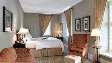 Chambre Deluxe, 1 chambre, accessible aux personnes à mobilité réduite, vue ville | Coffres-forts dans les chambres, bureau, fer et planche à repasser