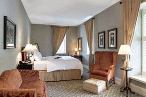 Chambre Deluxe, 1 chambre, accessible aux personnes à mobilité réduite, vue ville | Coffres-forts dans les chambres, bureau, fer et planche à repasser