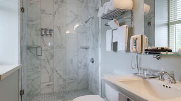 デラックス ルーム 1 ベッドルーム バリアフリー シティビュー | バスルーム | シャワー付き浴槽、バスアメニティ (無料)、タオル