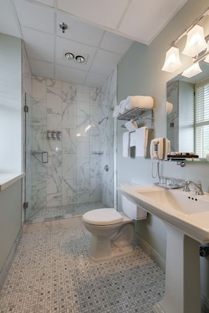 Deluxe Room, 1 Bedroom, Accessible, City View | Bathroom