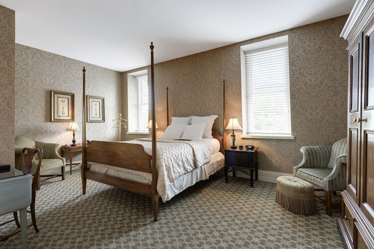 Standard Room, 1 Bedroom, Accessible, Park View | In-room safe, desk, iron/ironing board, cribs/infant beds