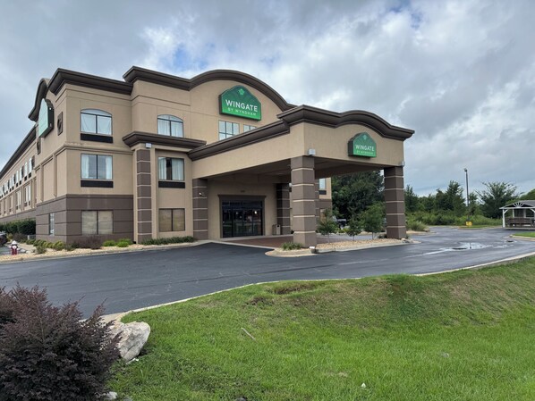 A Wingate by Wyndham hotel with a modern design, featuring a large entrance and a covered area. - Wingate by Wyndham Warner Robins (Warner Robins)