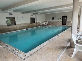 Una piscina cubierta, tumbonas