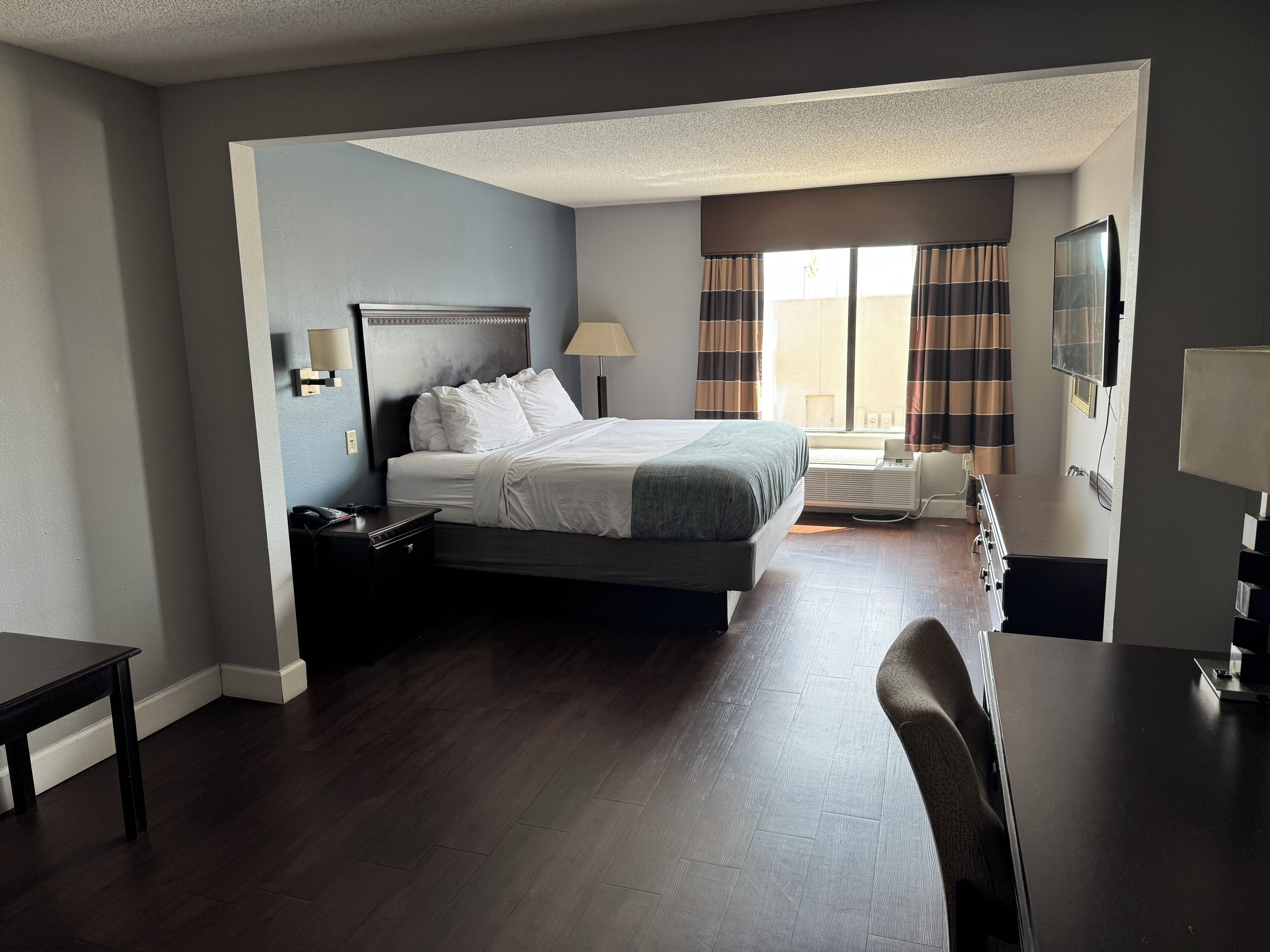 Zimmersafe, Schreibtisch, Verdunkelungsvorhänge, Bügeleisen/Bügelbrett