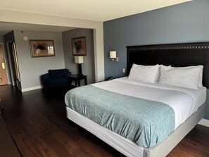 In-room safe, desk, blackout drapes, iron/ironing board - Wingate by Wyndham Warner Robins (Warner Robins)