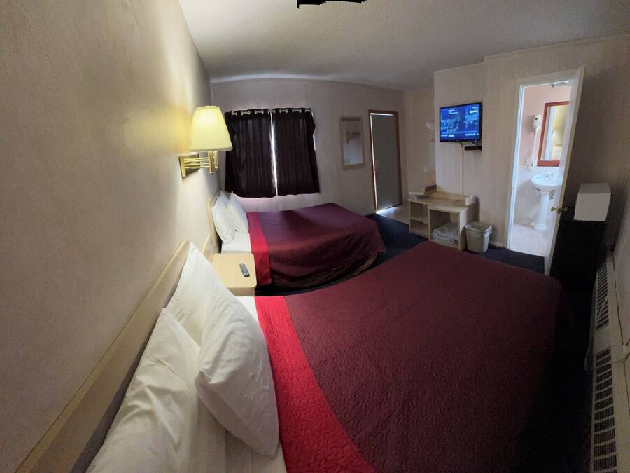 Quarto standard, 2 camas de casal, geladeira e micro-ondas | Escrivaninha, cortinas blackout, ferros/tábuas de passar roupa