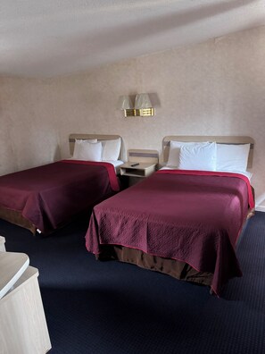 Kamar Standar, 2 Tempat Tidur Double, lemari es & microwave | Meja kerja, tirai kedap cahaya, setrika/meja setrika, dan Wi-Fi gratis