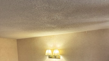 Chambre Standard, 2 lits doubles, réfrigérateur et four à micro-ondes | Bureau, rideaux occultants, fer et planche à repasser, Wi-Fi gratuit