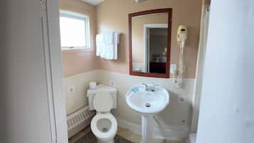Chambre Standard, 2 lits doubles, réfrigérateur et four à micro-ondes | Salle de bain