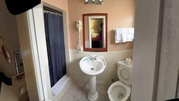 Chambre Standard, 2 lits doubles, réfrigérateur et four à micro-ondes | Salle de bain