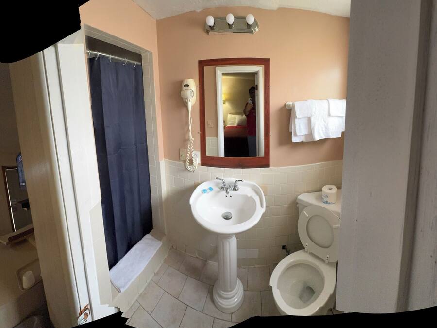 Habitación estándar, 2 camas dobles, frigorífico y microondas | Baño | Ducha, secador de pelo y toallas