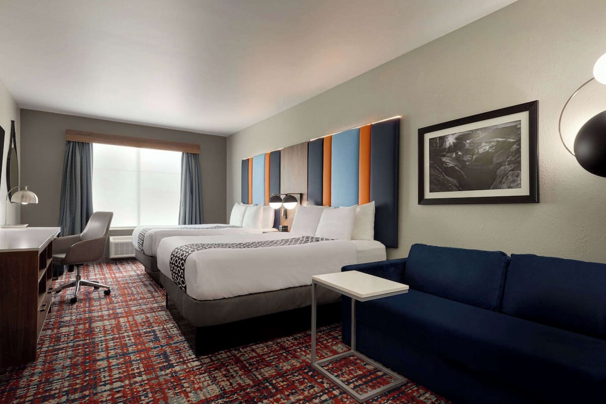 2 Queen Beds, Deluxe Studio Suite, Non-Smoking | Peralatan tempat tidur premium, meja, langsir/tirai gelap terus