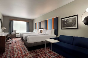 2 Queen Beds, Deluxe Studio Suite, Non-Smoking | เครื่องนอนระดับพรีเมียม, โต๊ะทำงาน, ผ้าม่านกันแสง, ห้องเก็บเสียง