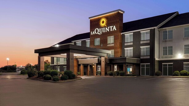 Un hôtel reconnaissable à son panneau « La Quinta » bien visible, à son entrée abritée et à son parking.