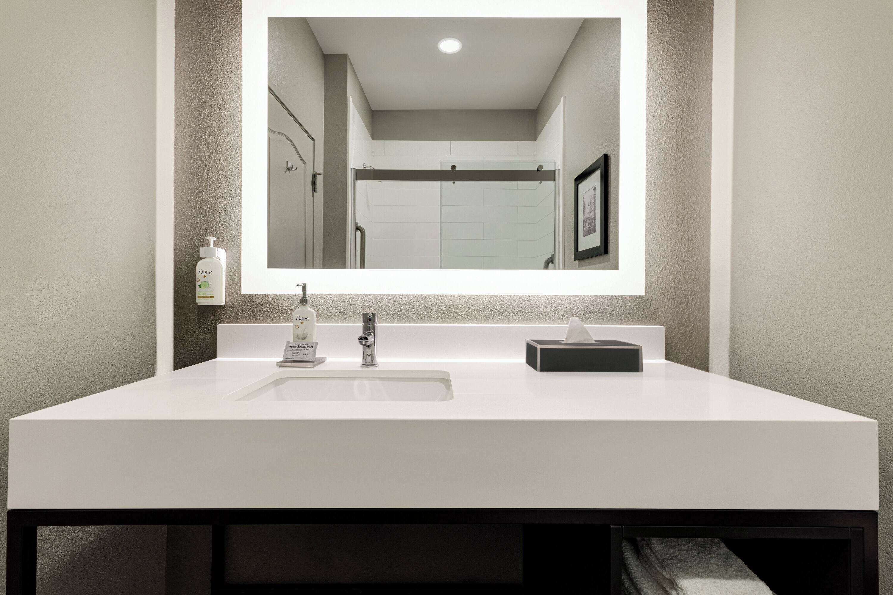 shower, hydromassage showerhead, free toiletries, hair dryer