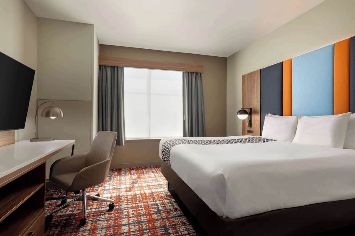 Peralatan tempat tidur premium, meja, langsir/tirai gelap terus