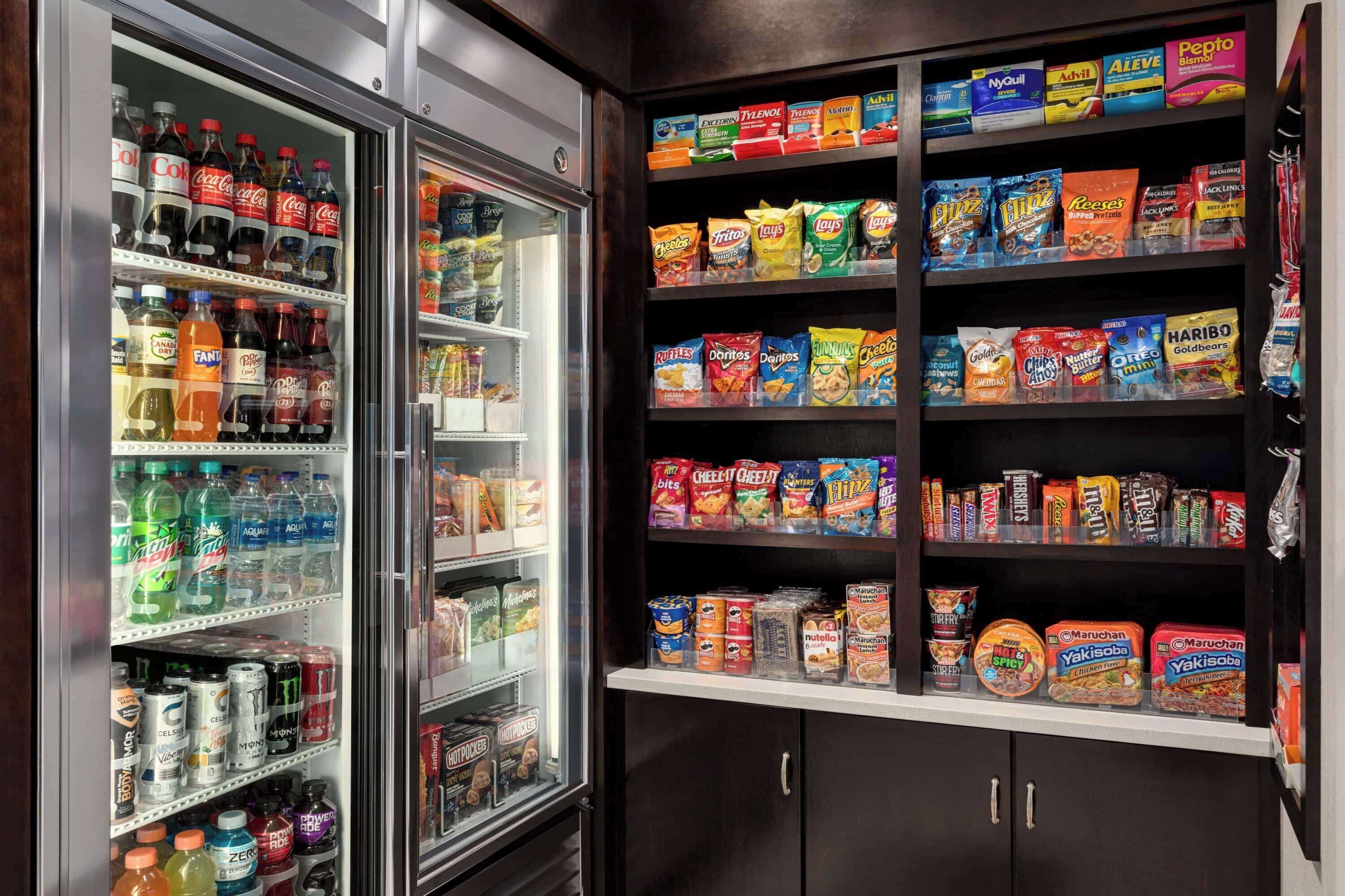 Una macchina distributrice piena di snack e bevande assortite.