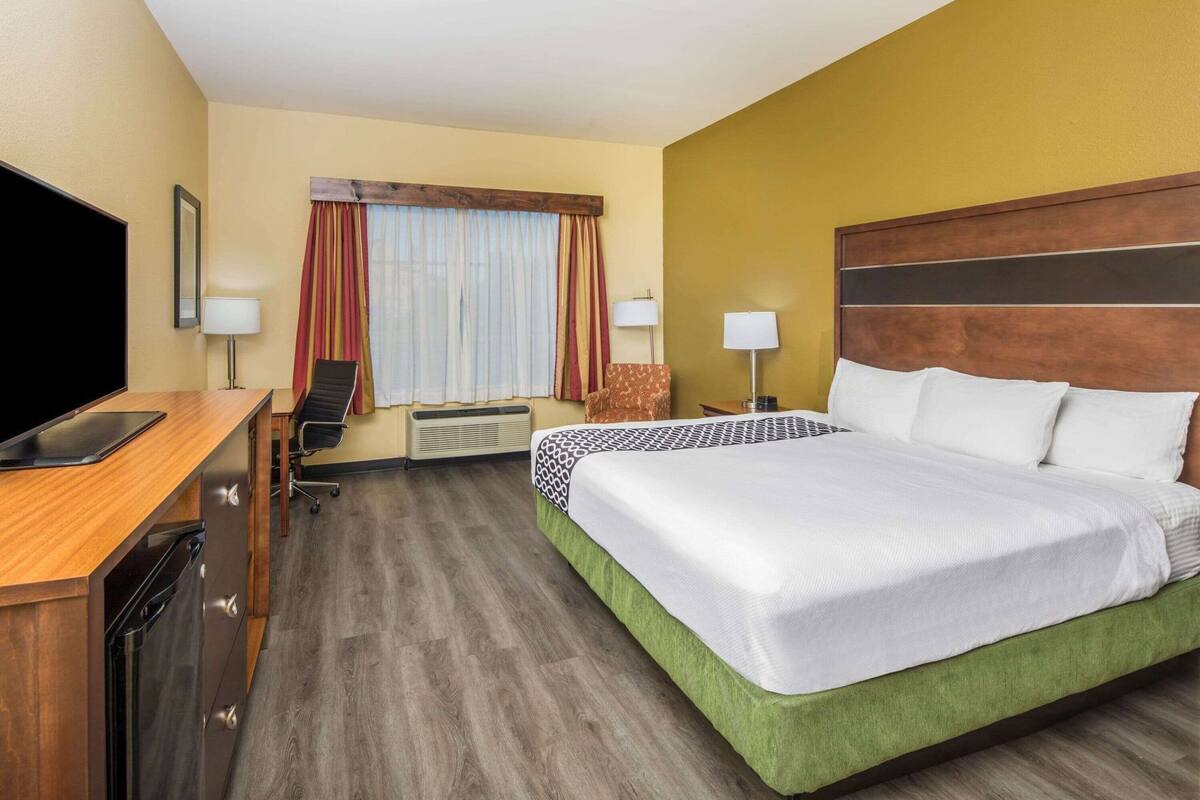 Ropa de cama de alta calidad, escritorio y cortinas blackout