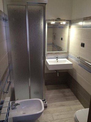 Douche, articles de toilette gratuits, sèche-cheveux, bidet