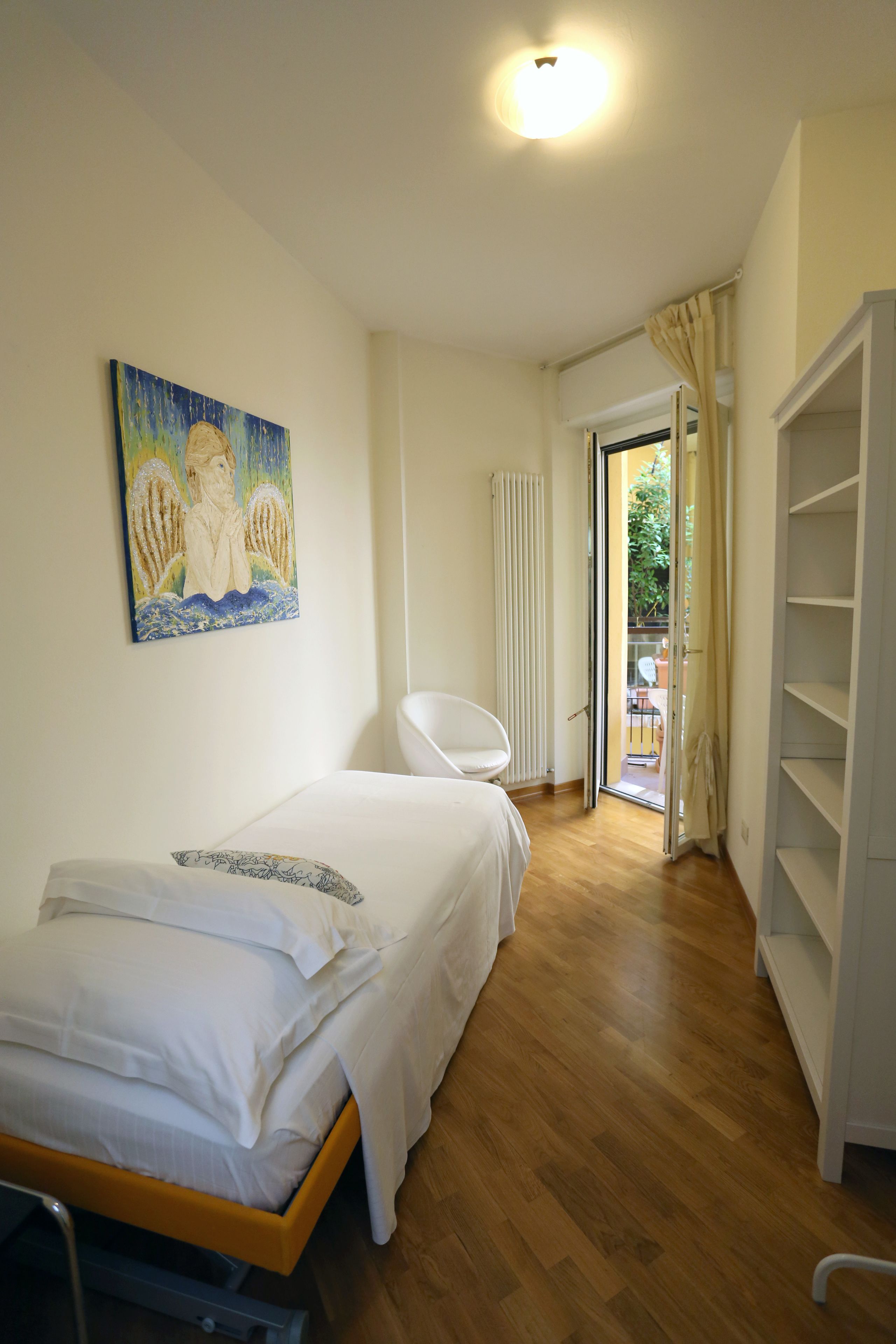 Een kluis op de kamer, een bureau, geluiddichte muren