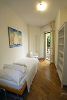 Una cassaforte in camera, una scrivania, insonorizzazione