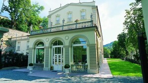 A two-story building with a balcony, large windows, and a stone facade. - Hotel Roma Imperiale (Acqui Terme)