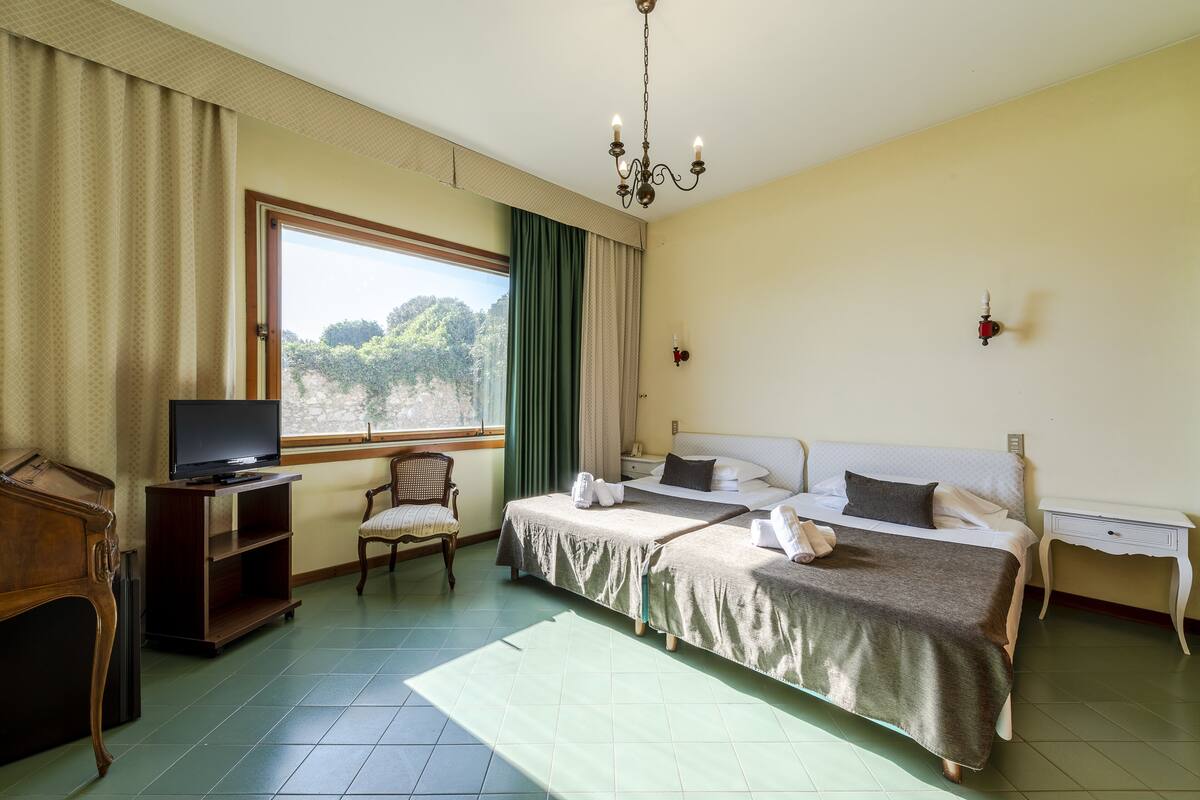Chambre Standard avec lits jumeaux, vue cour intérieure | 1 chambre, minibar, rideaux occultants, Wi-Fi gratuit