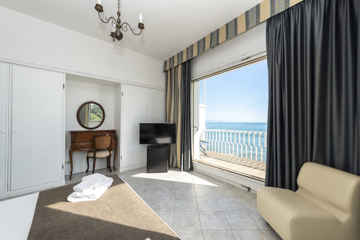 Habitación familiar, vista al mar | Minibar, cortinas blackout, wifi gratis y ropa de cama