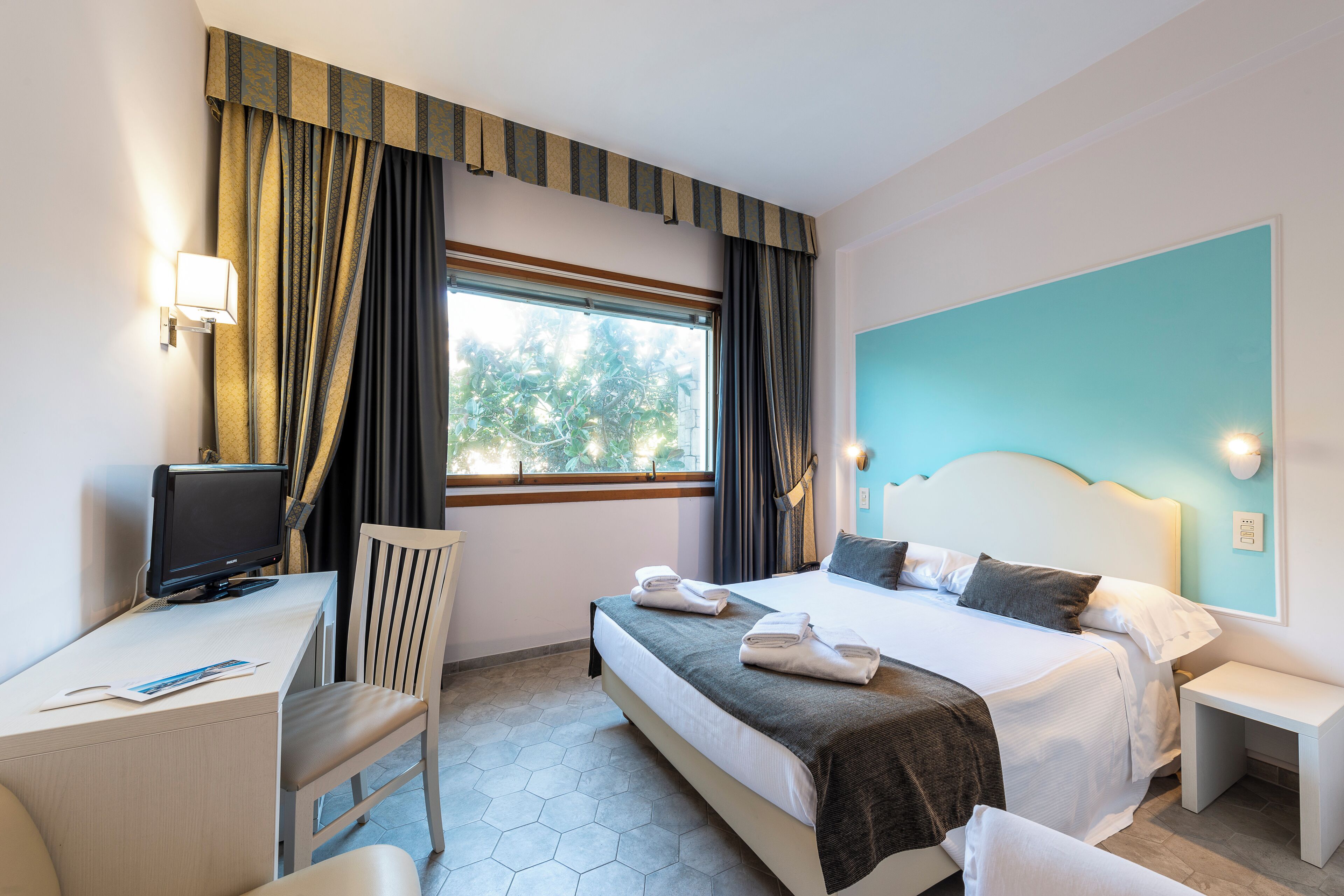 Minibar, cortinas blackout, wifi gratis y ropa de cama 