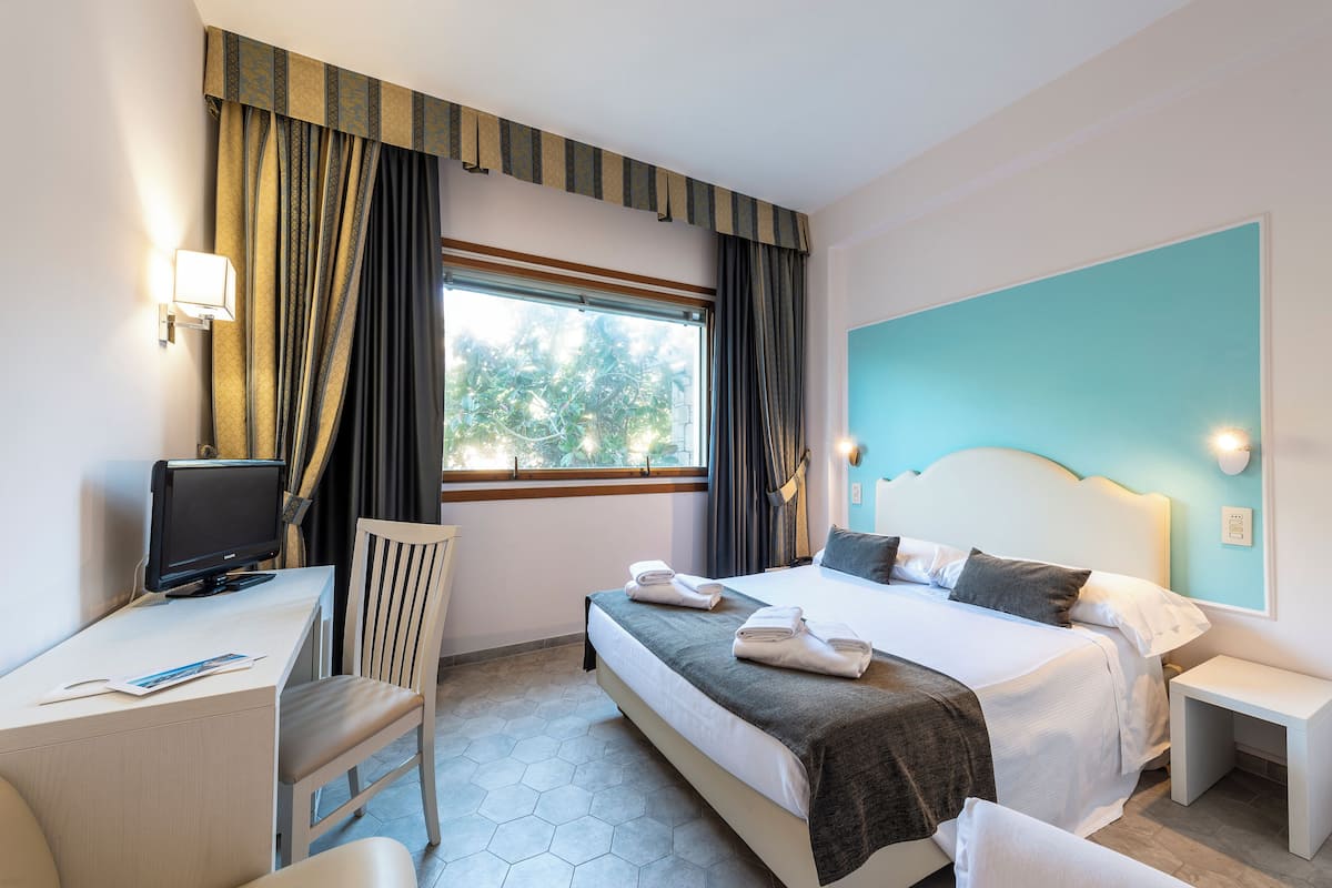 Minibar, Verdunkelungsvorhänge, kostenloses WLAN, Bettwäsche