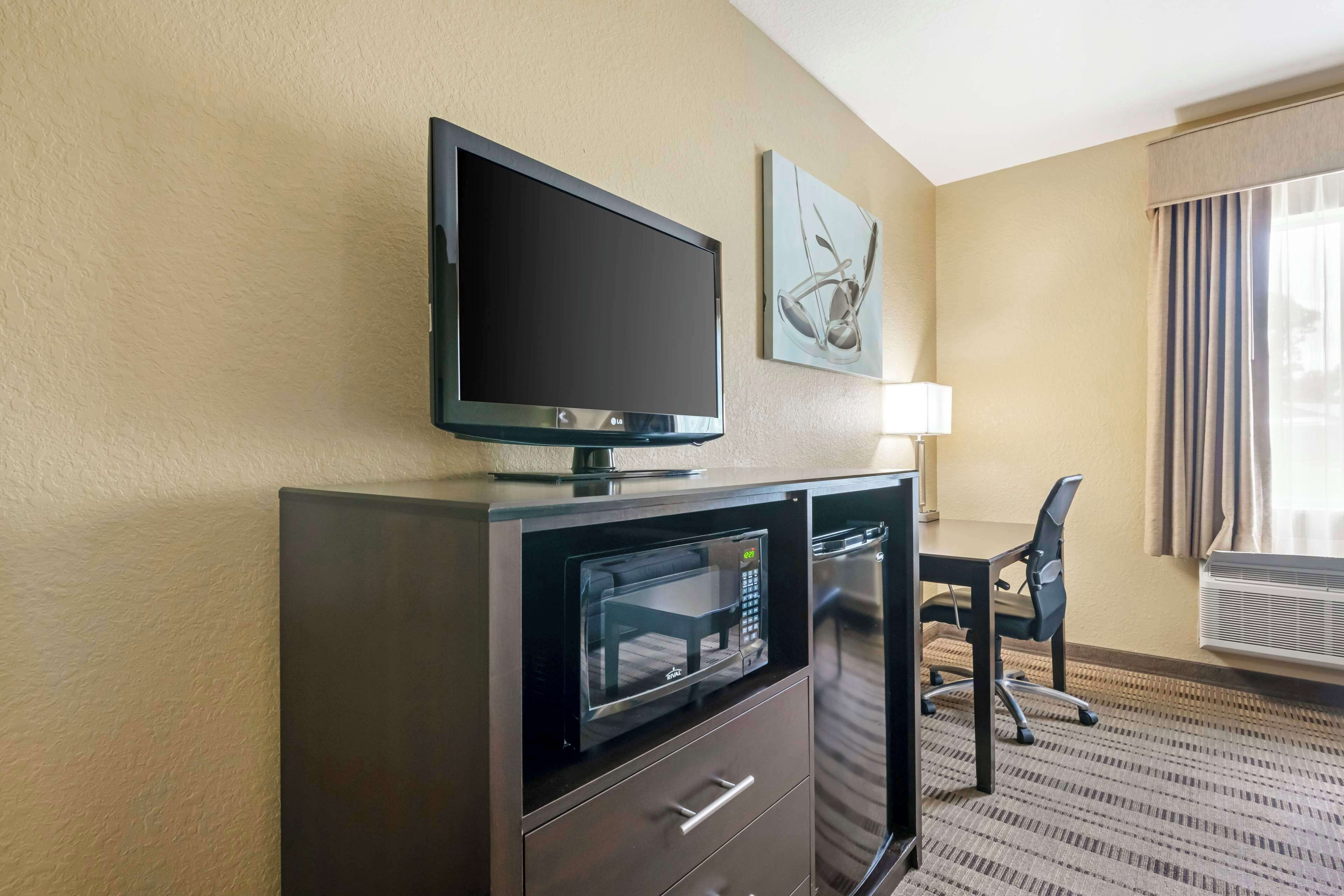 standard room, 1 king bed, non smoking, refrigerator & microwave | desk, laptop workspace, iron/ironing board, free cots/infant beds