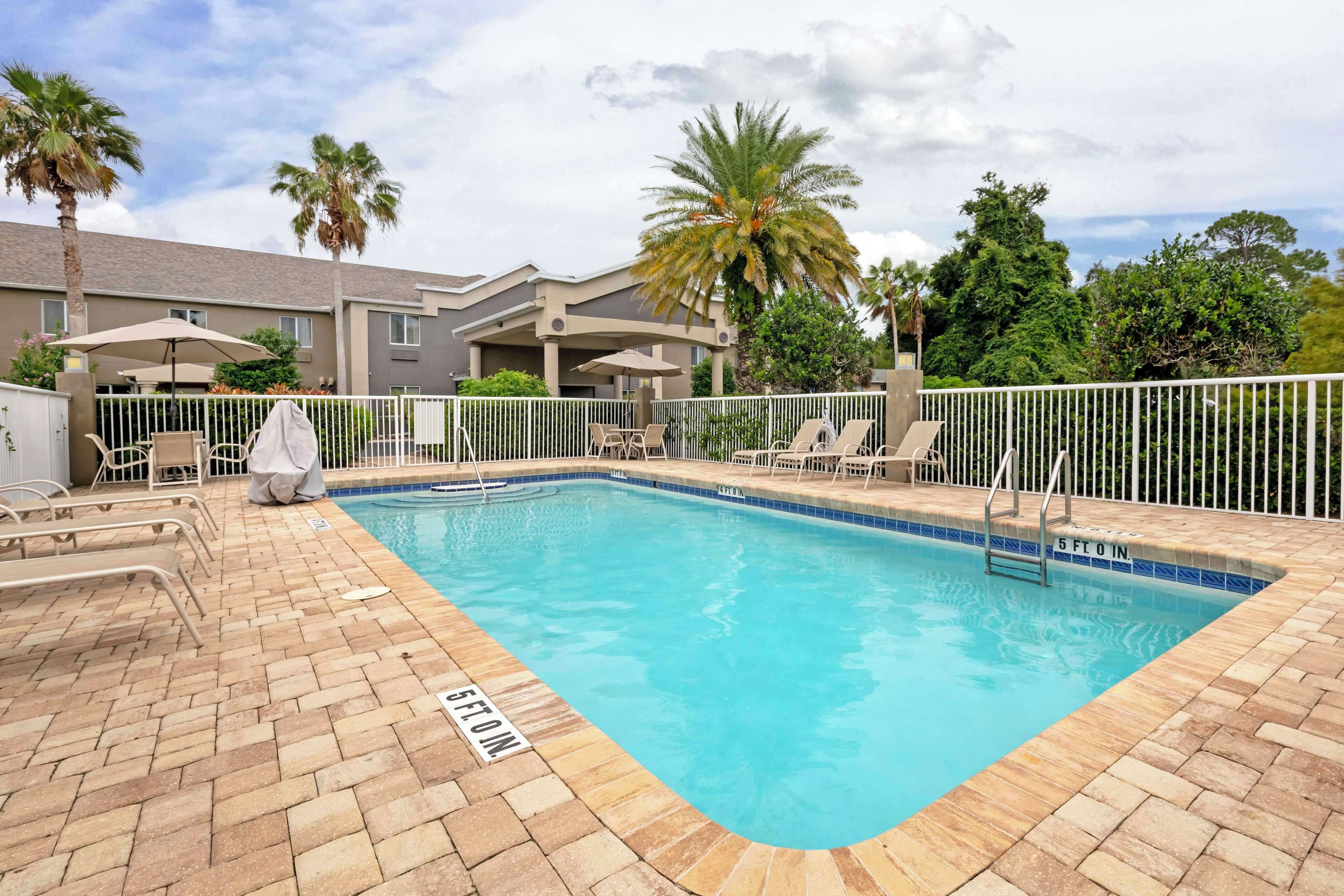 outdoor pool, open 8:00 am to 9:00 pm, pool loungers