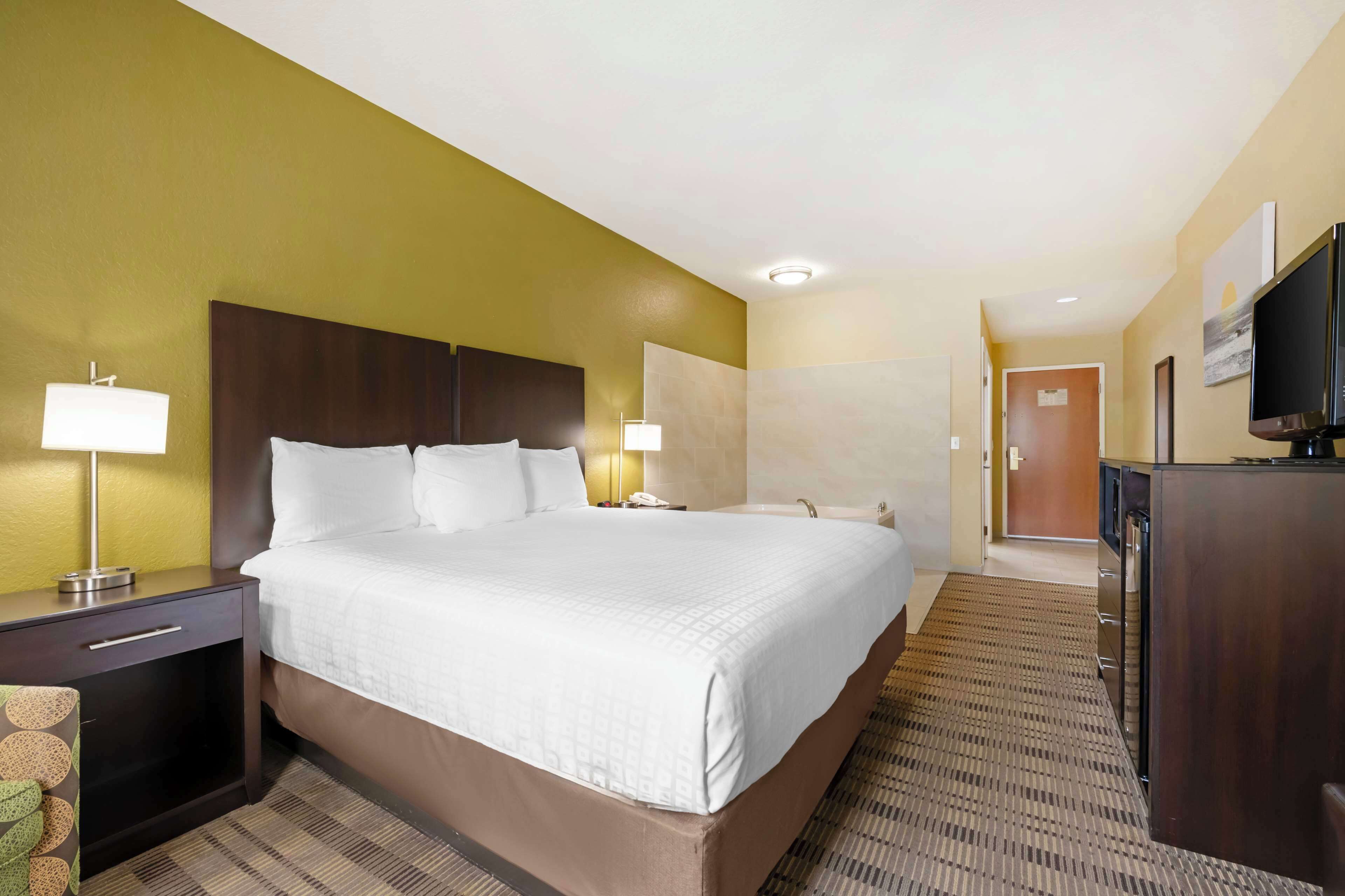 standard room, 1 king bed, non smoking, jetted tub | desk, laptop workspace, iron/ironing board, free cots/infant beds