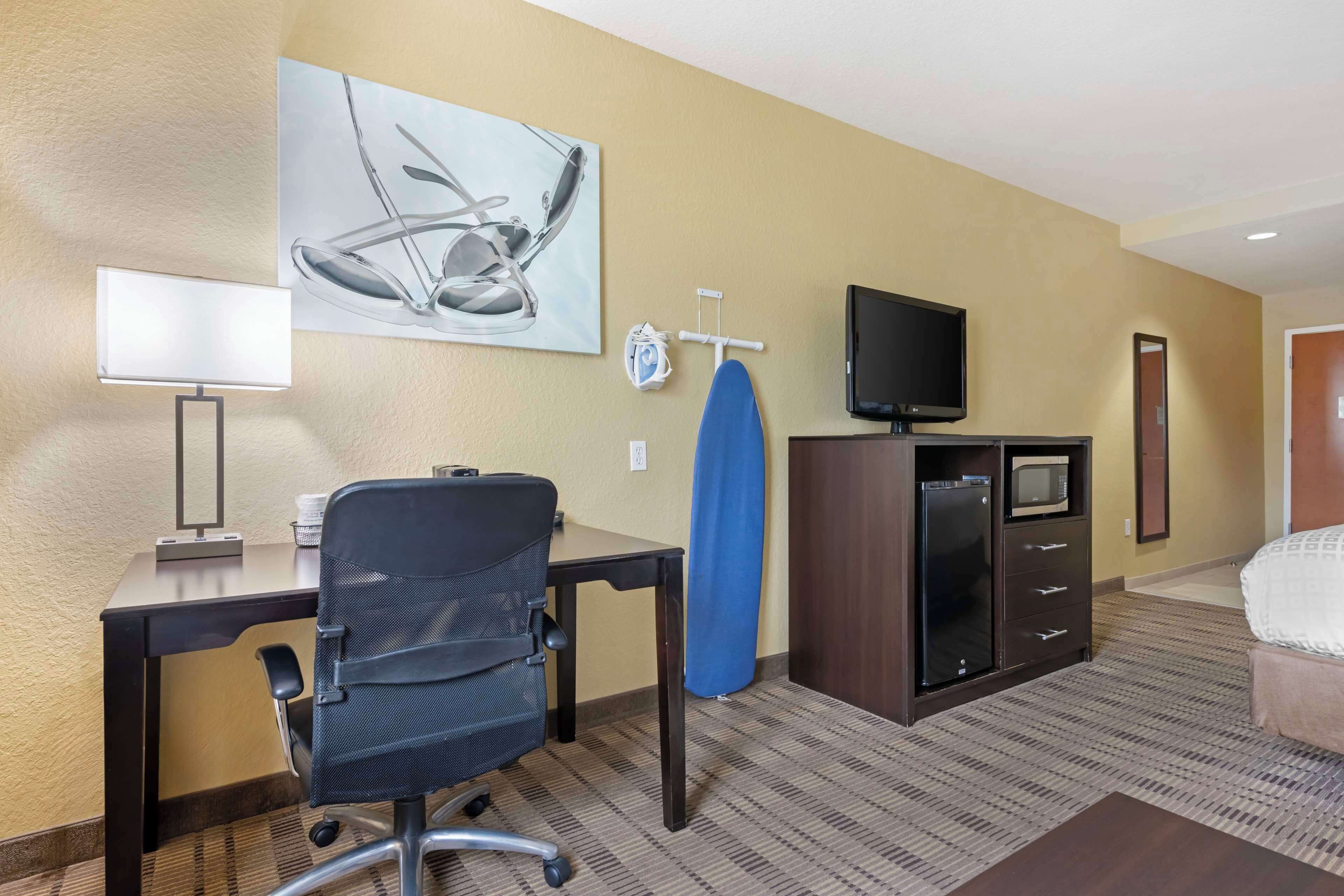 standard room, 1 king bed, accessible, non smoking (with sofabed) | desk, laptop workspace, iron/ironing board, free cots/infant beds