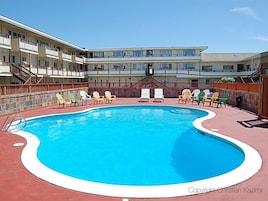 Una piscina techada, una piscina al aire libre de temporada