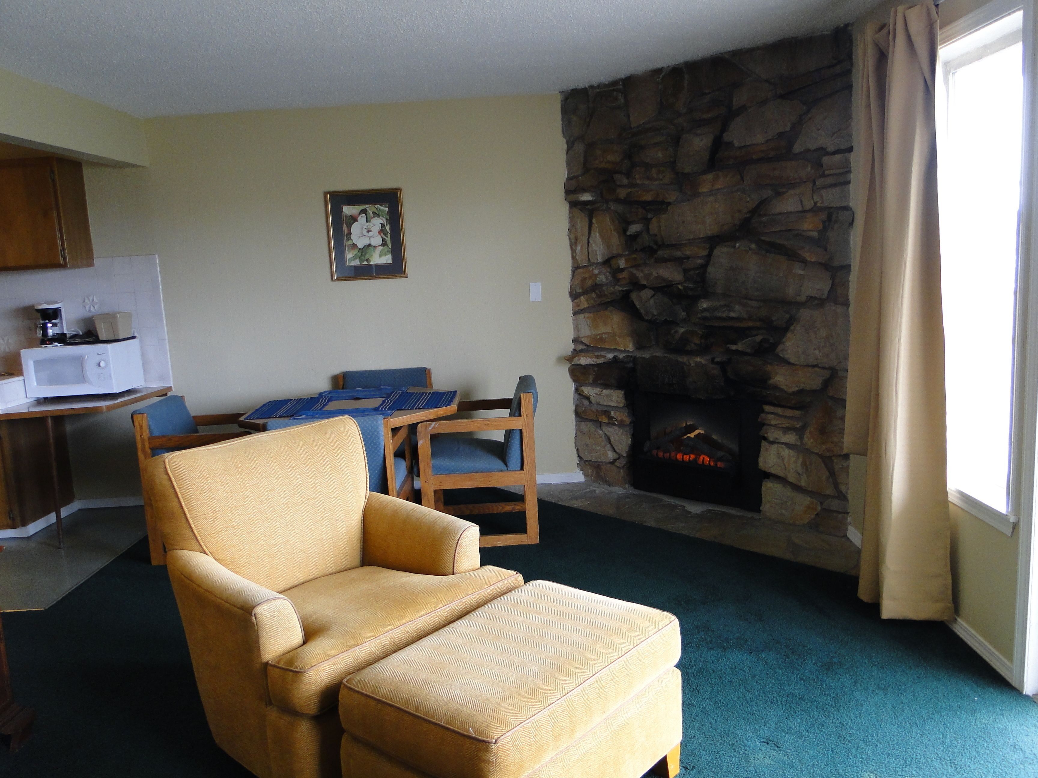 ห้องสแตนดาร์ด, 3 ห้องนอน, ห้องครัว (3 Bedrooms, 3 Queens, 1 King, Kitchen) | บริเวณนั่งเล่น | ทีวีจอแบน 32 นิ้ว พร้อมช่องดาวเทียม, ทีวี