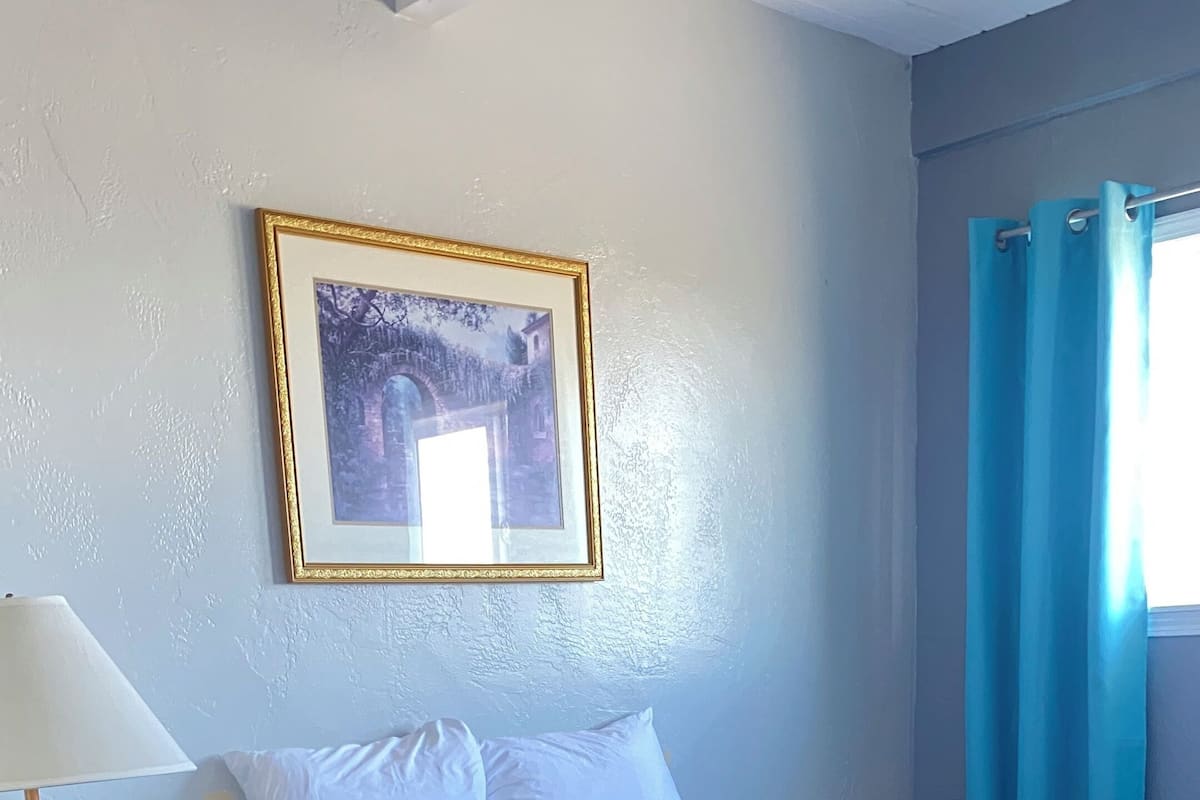Decoración personalizada, wifi gratis y ropa de cama