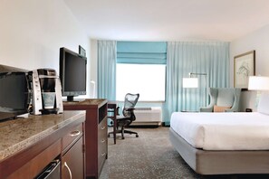 Desk, laptop workspace, iron/ironing board, free cribs/infant beds - Hilton Garden Inn Worcester (Worcester)