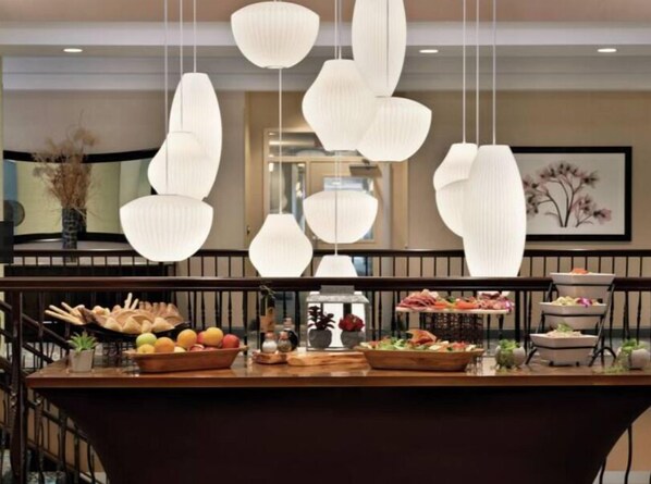 Daily to-go breakfast for a fee - Hilton Garden Inn Worcester (Worcester)