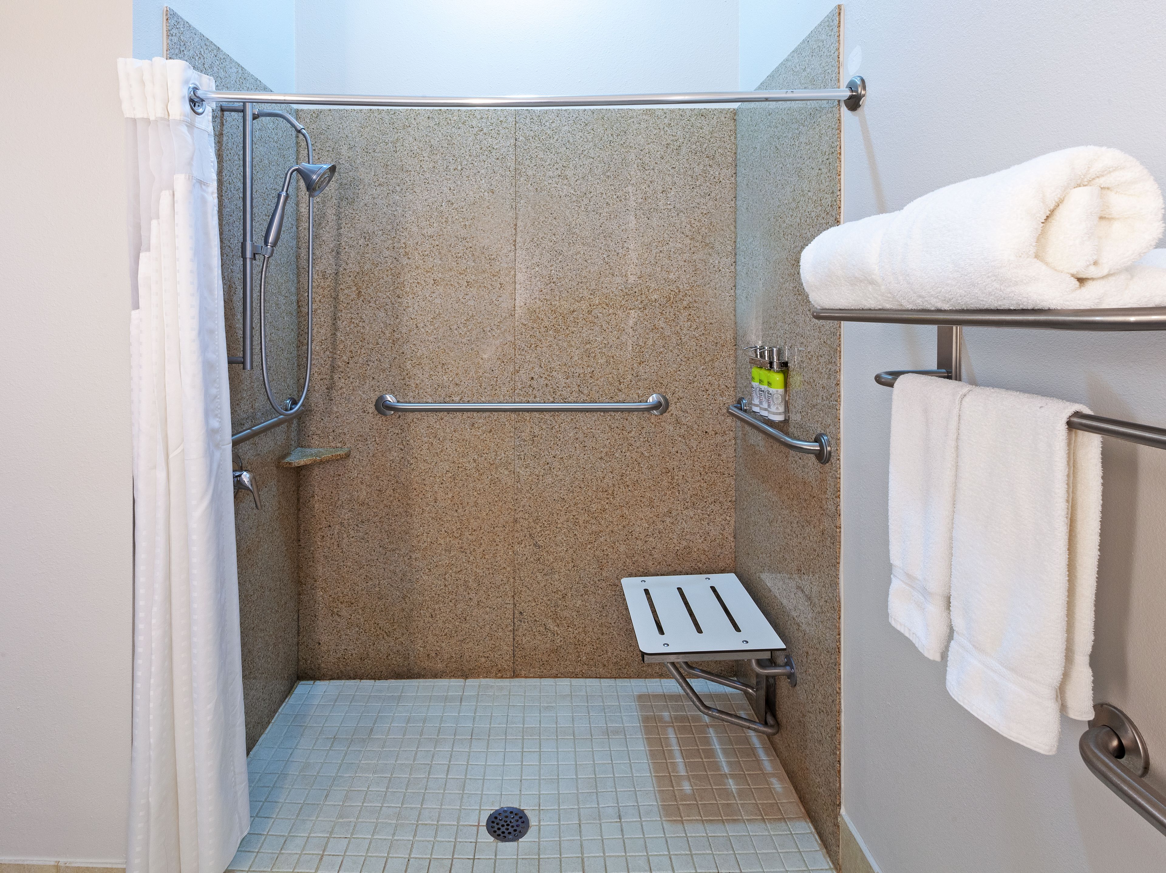 standard room | bathroom | combined shower/bathtub, free toiletries, hair dryer, towels