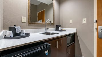 Studio, 1 King Bed, Sofa Bed | Minibar