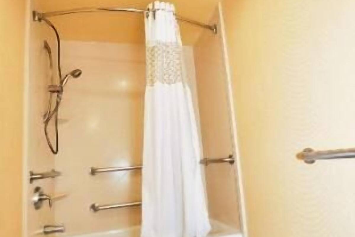 Amenidades de baño gratuitas, secadora de cabello, toallas, jabón