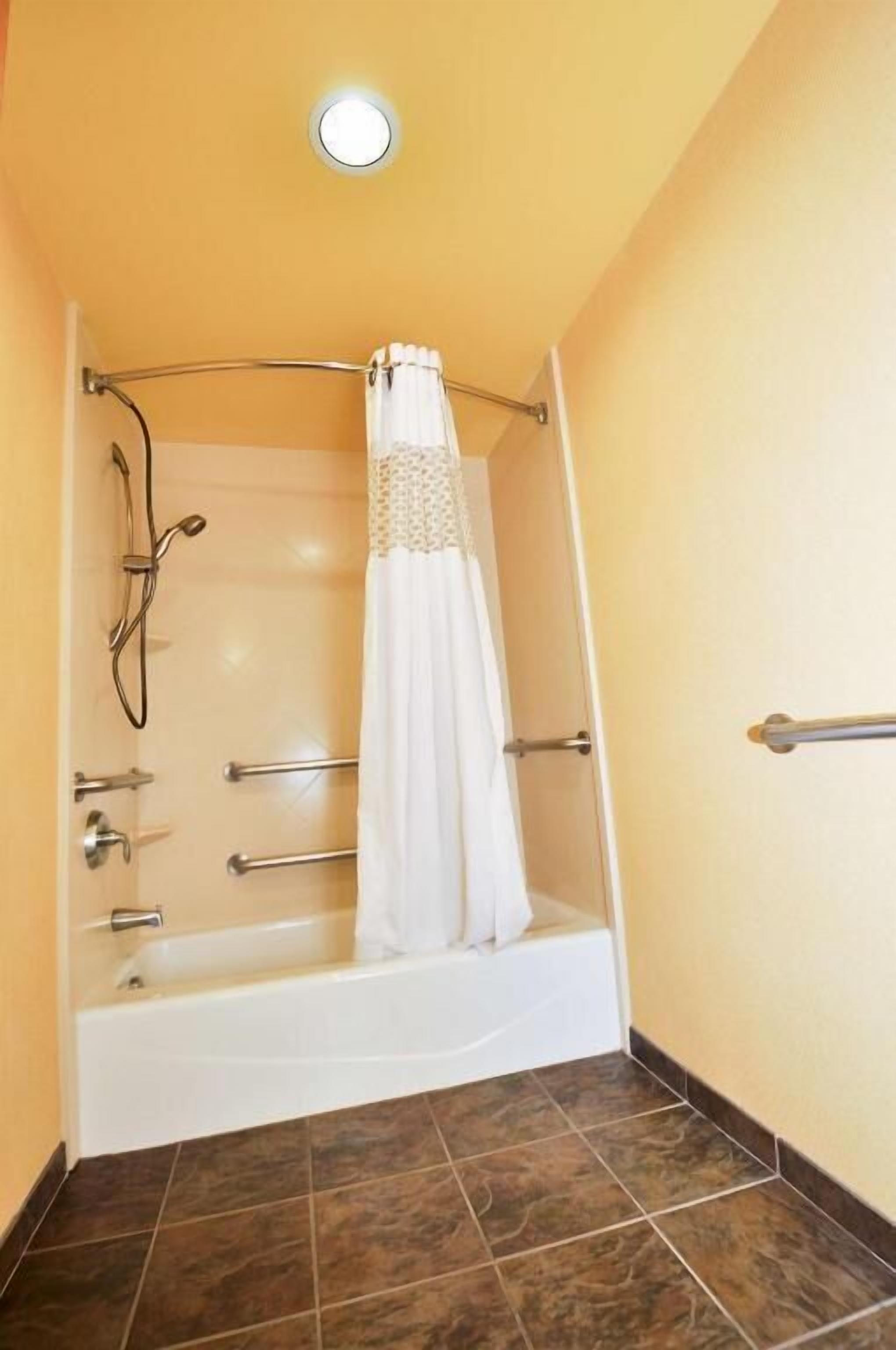 Baño | Amenidades de baño gratuitas, secadora de cabello, toallas, jabón 