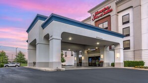 A Hampton Inn & Suites with a covered entrance and a parking lot. - Hampton Inn & Suites Louisville East (Louisville)