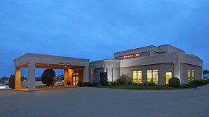 A Hampton Inn hotel with a covered entrance, a well-lit facade, and a landscaped front yard. - Hampton Inn Keokuk (Keokuk)