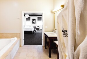 Suite clásica | Baño | Bañera y ducha independientes y bañera profunda